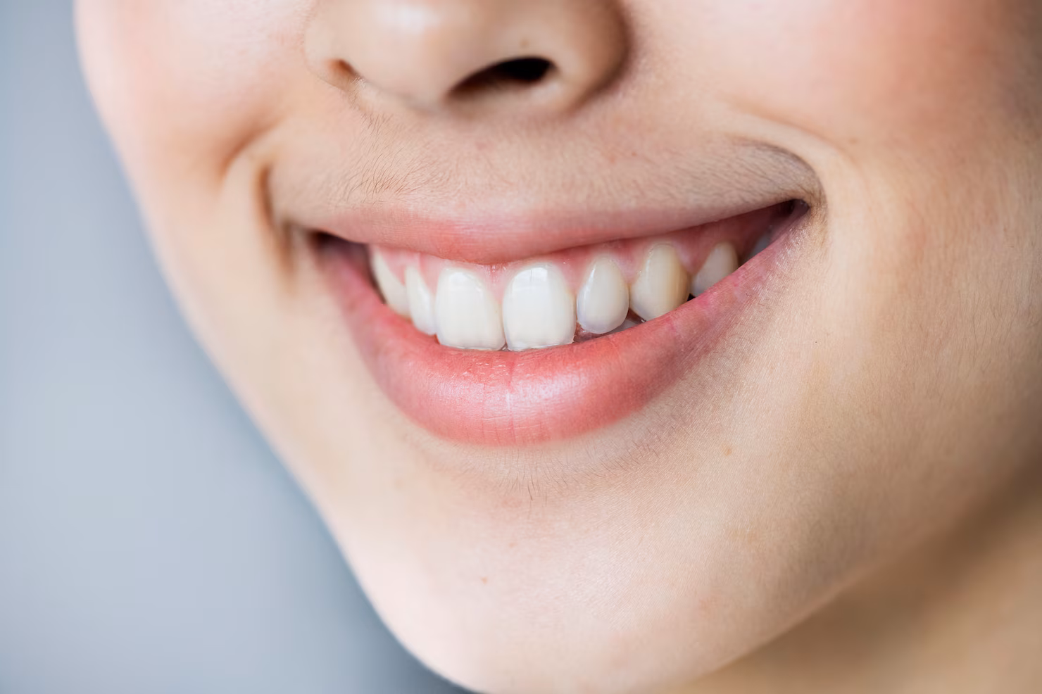 Professional Teeth Whitening vs. At-Home Kits: Pros, Cons & Safety Tips